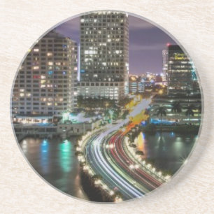 Dessous De Verre En Grès Horizon de ville de Miami avec le pont la nuit
