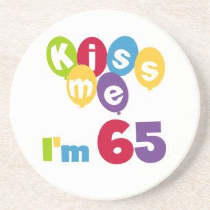 Dessous De Verre En Grès Kiss Me I'm 65 Anniversaire T-shirts et cadeaux