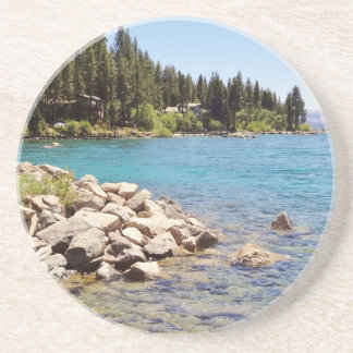 Dessous De Verre En Grès Les eaux claires du lac Tahoe avec les montagnes
