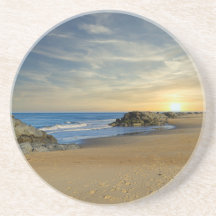 Lever de soleil sur un littoral sablonneux