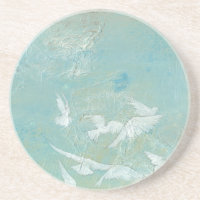 Oiseaux blancs à travers le ciel bleu