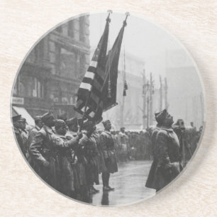 Dessous De Verre En Grès Soldats de "Buffalo" renvoyant les couleurs - 1919