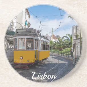 Dessous De Verre En Grès Tramway jaune rétro dans la rue à Lisbonne, Portug