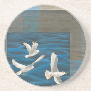 Dessous De Verre En Grès Trois mouettes blanches volant au-dessus de l'eau