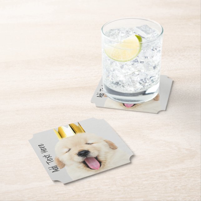 Dessous-de-verre En Papier Golden Retriever Puppy Sleepy dans Gold Crown (En situation)