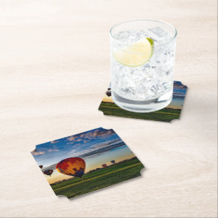 Dessous-de-verre En Papier Hot Air Balloon Festival dans un beau ciel nuageux