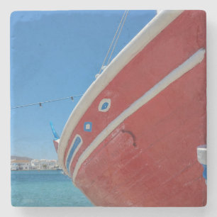 Dessous-de-verre En Pierre Bateau de pêche dans le port de Mykonos dans