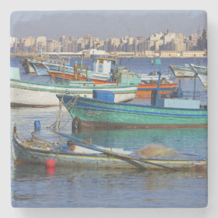 Dessous-de-verre En Pierre Bateaux de pêche colorés dans le port de
