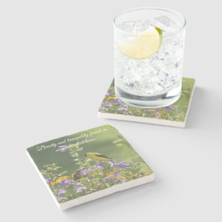 Dessous-de-verre En Pierre Chardonneret sur une fleur de campanule