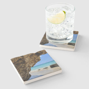 Dessous-de-verre En Pierre Côte tropicale de plage avec un Big Rock