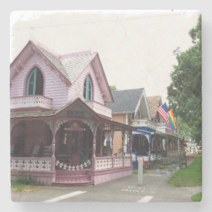 Dessous-de-verre En Pierre Cottages colorés avec drapeaux - Martha's Vineyar