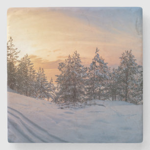 Dessous-de-verre En Pierre Coucher de soleil sur la forêt gelée de neige près