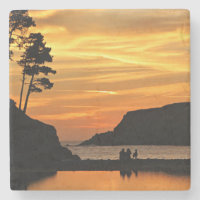Couple et chien romantique plage côte coucher de s