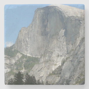 Dessous-de-verre En Pierre Half Dome vu de côté dans le parc national de Yose