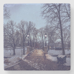 Dessous-de-verre En Pierre Le parc de la ville enneigé en hiver le soir