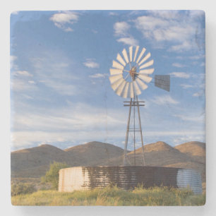 Dessous-de-verre En Pierre Moulin À Vent Et Barrage Au Karoo Au lever Du Sol