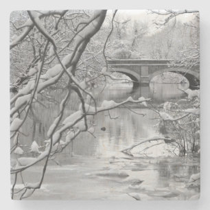 Dessous-de-verre En Pierre Pont de voûte au-dessus de rivière congelée en