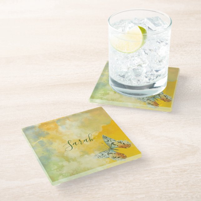 Dessous-de-verre En Verre Aquarelle jaune Monogramme Nom Tie Dye Papillon (Incliné)
