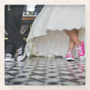 Dessous-de-verre En Verre Chaussures de tennis avec la robe de mariage