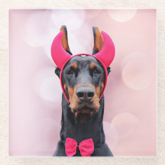 Dessous-de-verre En Verre Doberman en costume diabolique (Devant)