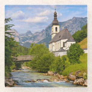 Dessous-de-verre En Verre Église de montagne avec paysage de ruisseaux