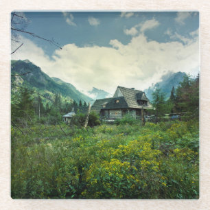 Dessous-de-verre En Verre Maison en bois, paysage de montagne.