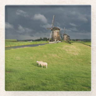 Dessous-de-verre En Verre Moutons avec moulins à vent sous des nuages sombre