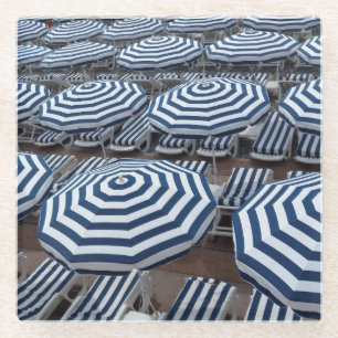 Dessous-de-verre En Verre Rangées des parapluies de plage rayés avec des
