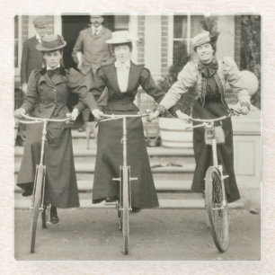 Dessous-de-verre En Verre Trois femmes sur des bicyclettes, les années 1900