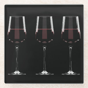 Dessous-de-verre En Verre Vins avec vin rouge sur noir