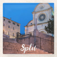 Vue nocturne des escaliers et de l'église à Split,
