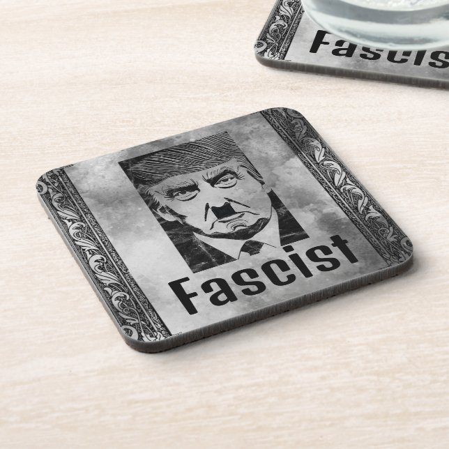 Dessous de verre fasciste en plastique dur de Trum (Côté gauche)