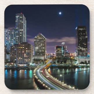 Dessous-de-verre Horizon de ville de Miami avec le pont la nuit