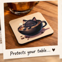 Joli chat noir nage dans une tasse à café