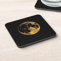 Lune texturée dorée sur fond noir