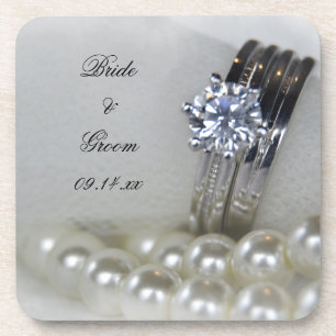 Dessous-de-verre Mariage des anneaux de diamant et des perles blanc