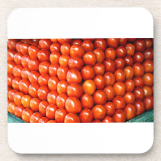 Dessous-de-verre pile de tomates fraîches savoureuses