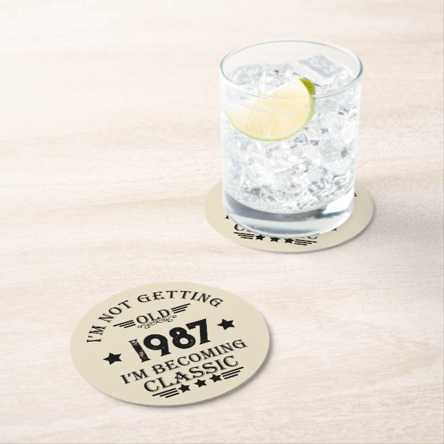 Dessous-de-verre Rond En Papier Cadeau d'anniversaire vintage personnalisé (En situation)