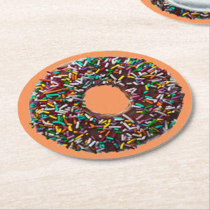 Dessous-de-verre Rond En Papier Chocolate donut with colorful sprinkles