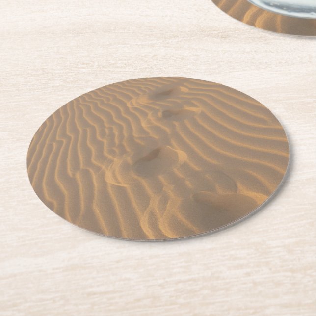 Dessous-de-verre Rond En Papier Empreintes sur la plage des dunes de sable (Incliné)