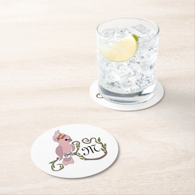 Dessous-de-verre Rond En Papier Monogramme de Cockatoo rose Whimsical (En situation)