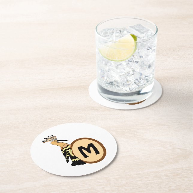 Dessous-de-verre Rond En Papier Monogramme d'oiseau Whimsical Hoopoe (En situation)