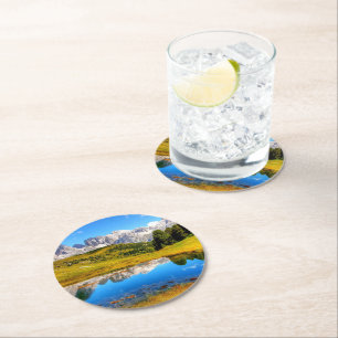 Dessous-de-verre Rond En Papier Paysage vert avec étang et montagnes neigeuses