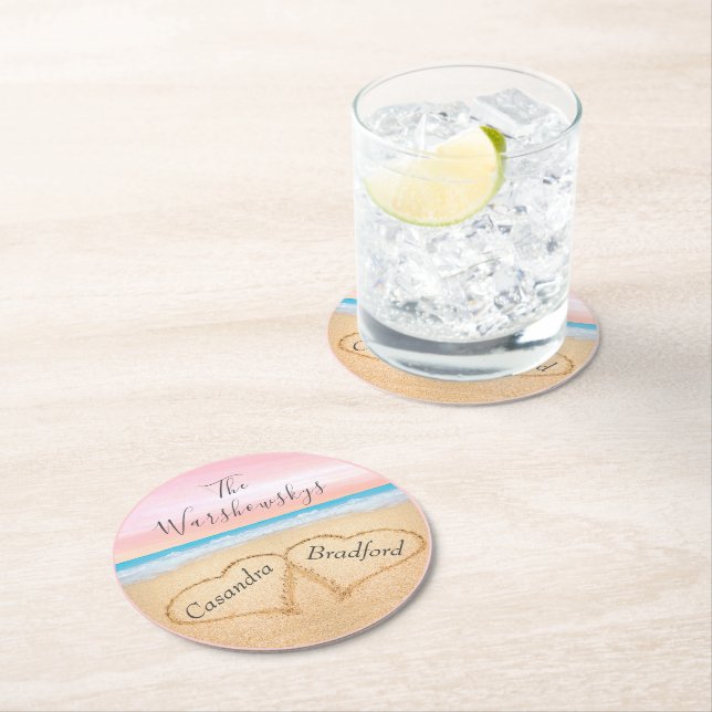 Dessous-de-verre Rond En Papier Plage violet rose vif Mariage 2 Coeurs dans le sab (En situation)