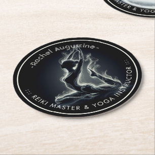 Dessous-de-verre Rond En Papier Professeur de Yoga Reiki Pose du pigeon roi sur un