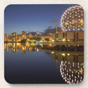 Dessous-de-verre Science World et le CBD reflétés dans False Creek,