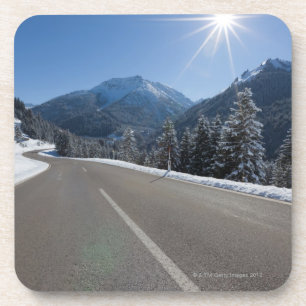 Dessous-de-verre Thrugh vide idyllique de route un paysage d'hiver,