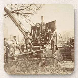 Dessous-de-verre Une grue de vapeur en fonction pendant le bâtiment