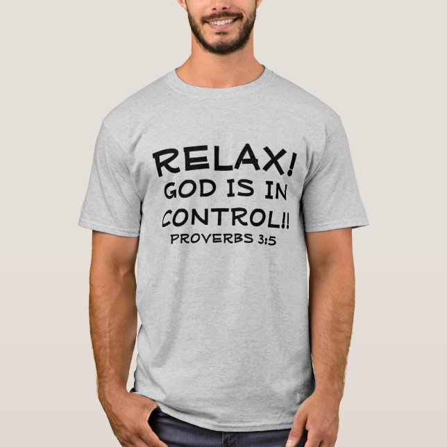 Détendez Dieu est dans le T-shirt de vers de bible (Devant)