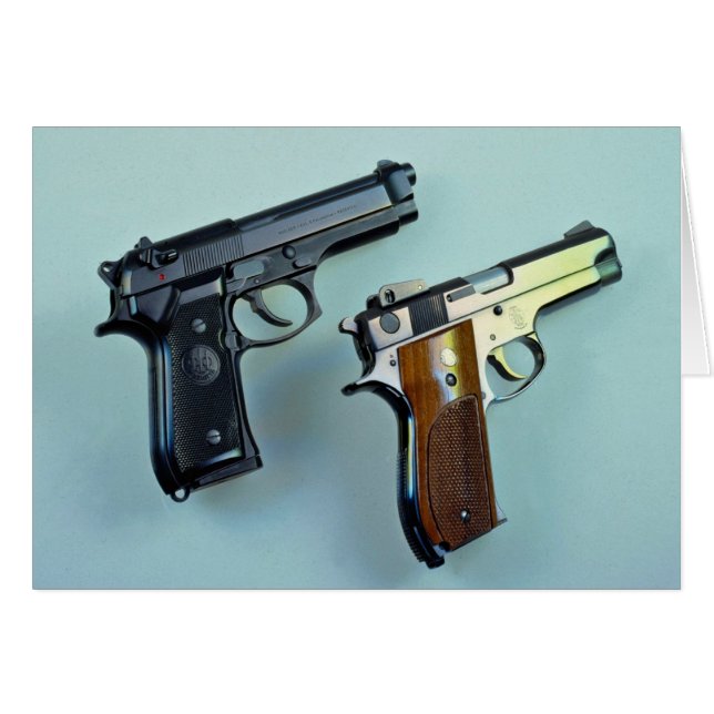 Deux canons automatiques de calibre .45 pour les a (Devant horizontal)